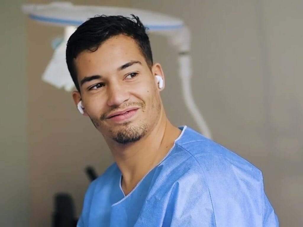 Paciente implante de barba Chile Care - resultado antes y después procedimiento FUE Santiago